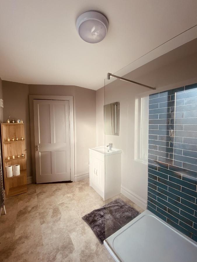 3 Bedroom Luxury Apartment Main Street Кашел Экстерьер фото