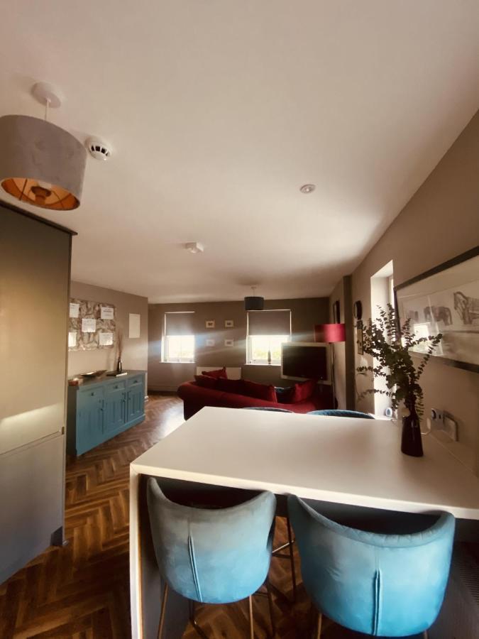 3 Bedroom Luxury Apartment Main Street Кашел Экстерьер фото