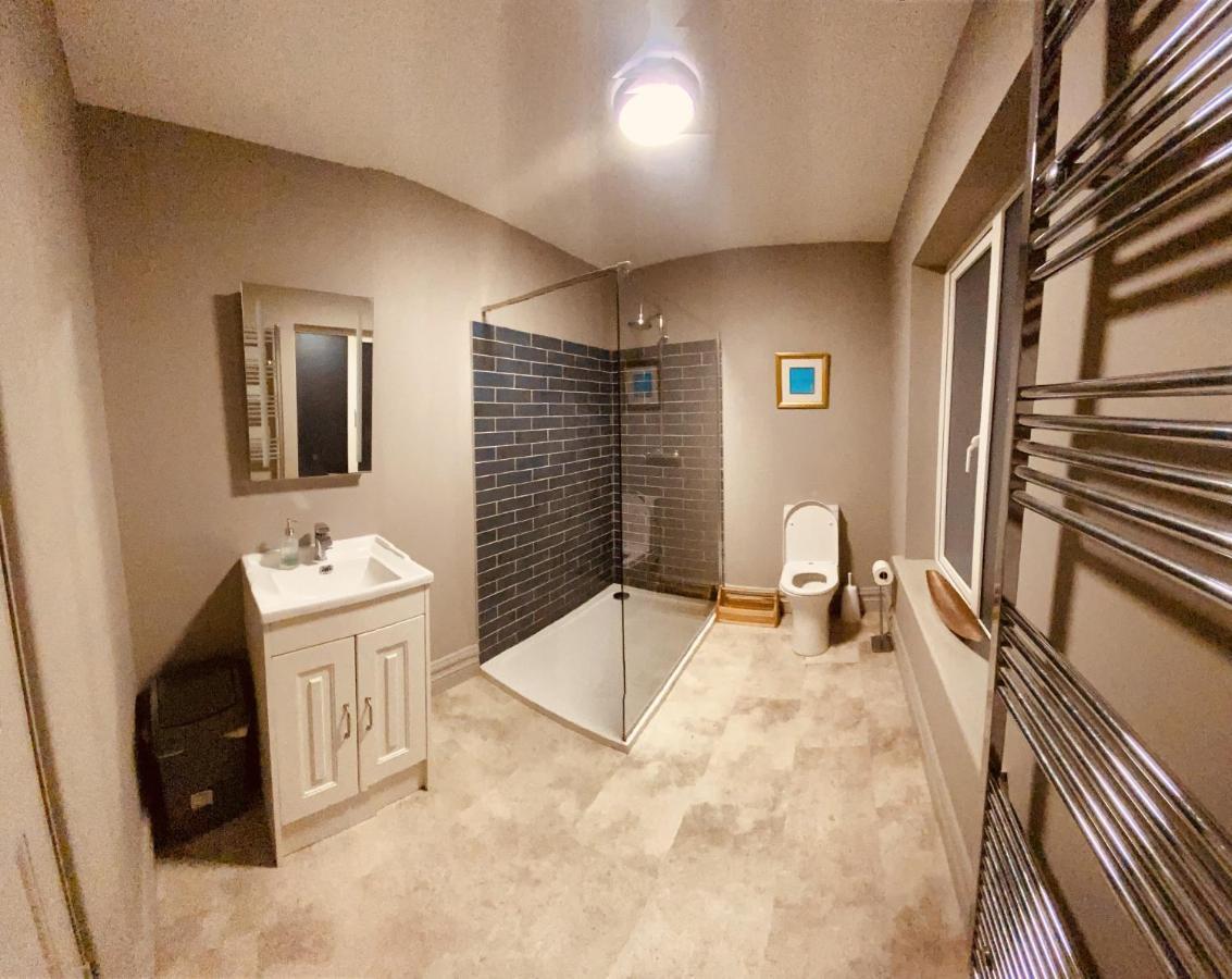 3 Bedroom Luxury Apartment Main Street Кашел Экстерьер фото